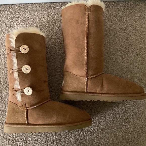 “Ugg” Bailey triple button boot in chestnut;size 5 - Picture 9 of 16